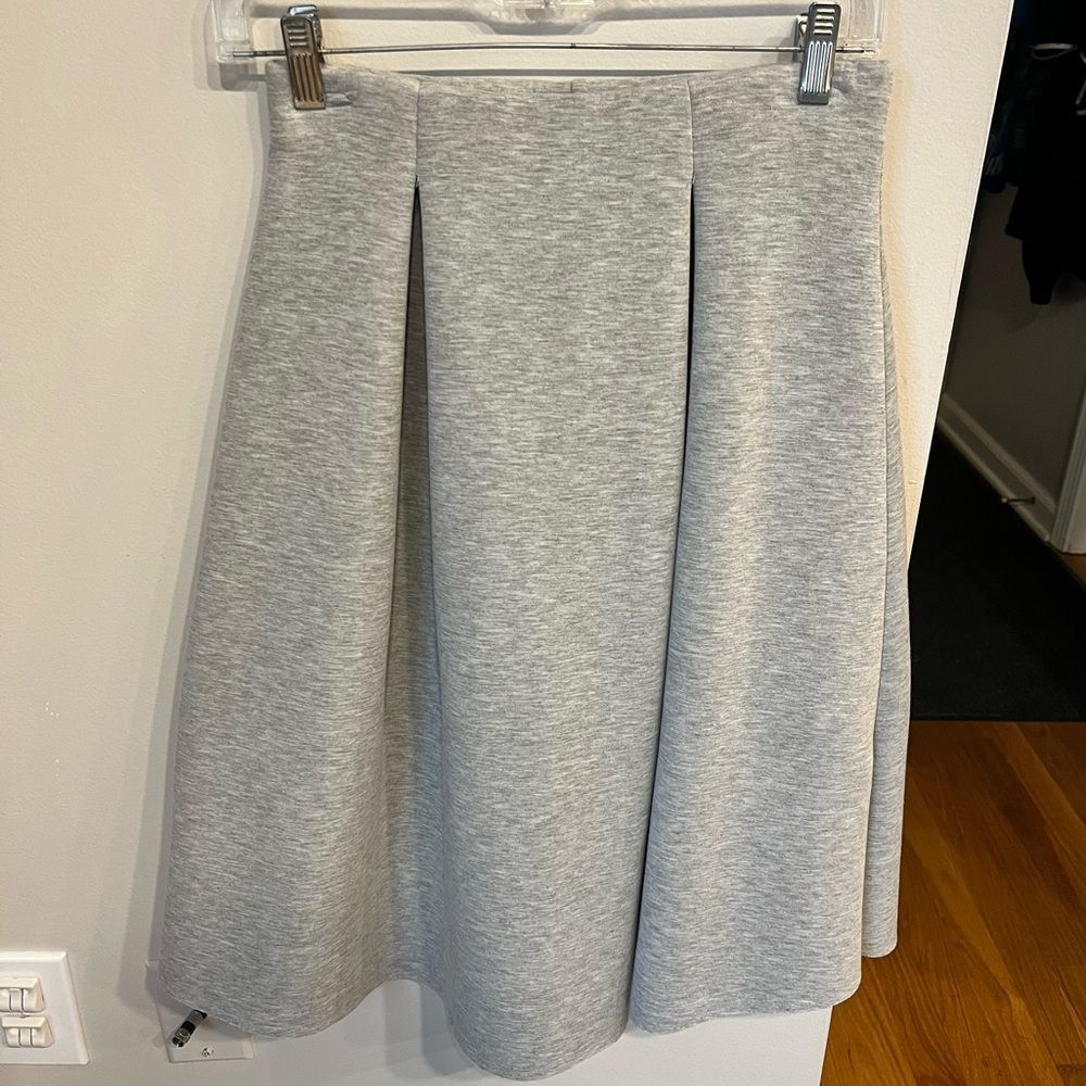 NWT BLVD Light Heather Grey Pleated Scuba Sweatshirt Knit Midi Skirt Size Medium